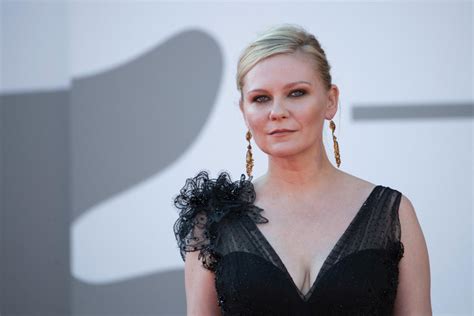 Kirsten Dunst Felt Overwhelmed Filming Nude Scene in Marie ...